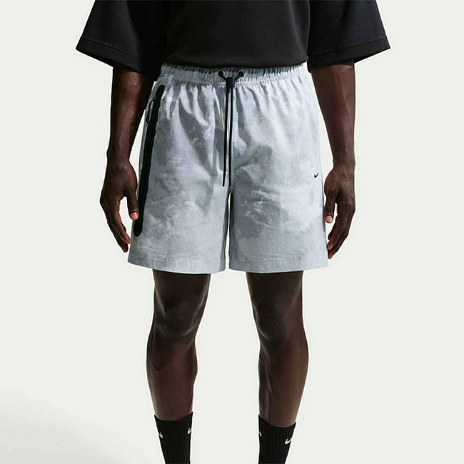 МЪЖКИ КЪСИ ПАНТАЛОНИ NIKE IF1331-043 DF TECH WVN SHORT AOP СИВИ