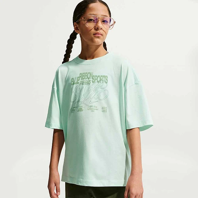 ДЕТСКА ТЕНИСКА ЗА МОМИЧЕ NIKE II4090-394 NSW TEE OVERSIZED GFX БЛЕДОЗЕЛЕНА