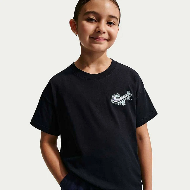ДЕТСКА ТЕНИСКА ЗА МОМИЧЕ NIKE IR5190-010 NSW TEE BOY AIRBRUSH ЧЕРНА