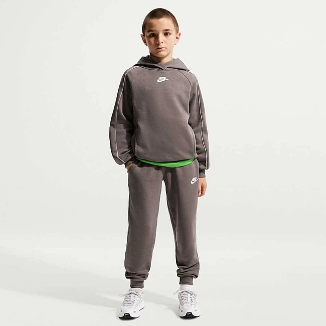 ДЕТСКИ СПОРТЕН ЕКИП ЗА МОМЧЕ NIKE HQ9318-289 NSW CLUB FLC HDY TRACKSUIT СИВО-КАФЯВ