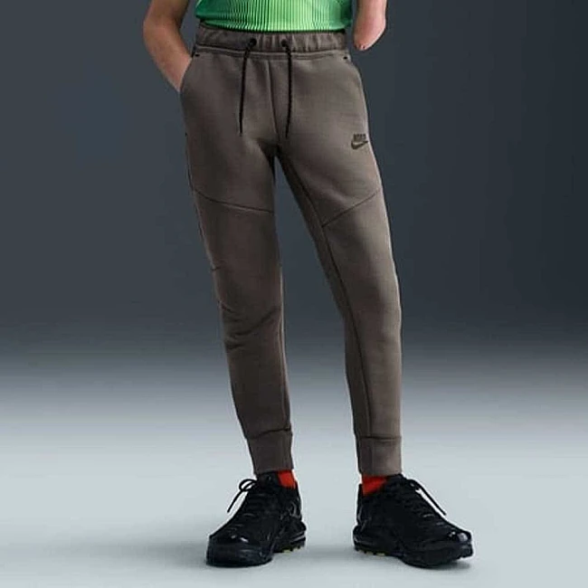 ДЕТСКО ДОЛНИЩЕ ЗА МОМЧЕ NIKE HV5869-289 NSW TCH FLC JGGR PD СИВО-КАФЯВО