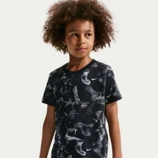 ДЕТСКА ТЕНИСКА ЗА МОМЧЕ NIKE II0458-011 NSW LBR AOP TEE ЧЕРНА/СИВА ДЕТСКА ТЕНИСКА ЗА МОМЧЕ NIKE II0458-011 NSW LBR AOP TEE ЧЕРНА/СИВА