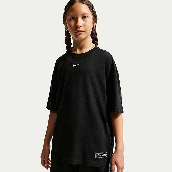 ДЕТСКА ТЕНИСКА ЗА МОМИЧЕ NIKE IO2031-010 NSW TEE OS STREET VERT WINGS ЧЕРНА