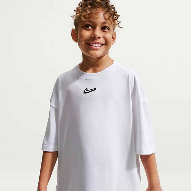 ДЕТСКА ТЕНИСКА ЗА МОМИЧЕ NIKE IO2031-100 NSW TEE OS STREET VERT WINGS БЯЛА