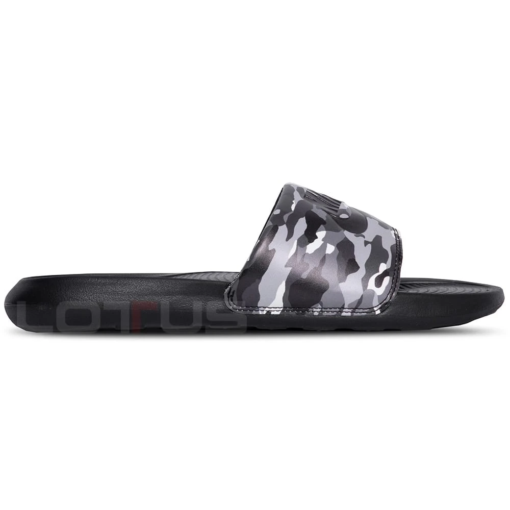 МЪЖКИ ЧЕХЛИ NIKE VICTORI ONE SLIDE PRINT BLACK/CAMO - lotus-sport.bg