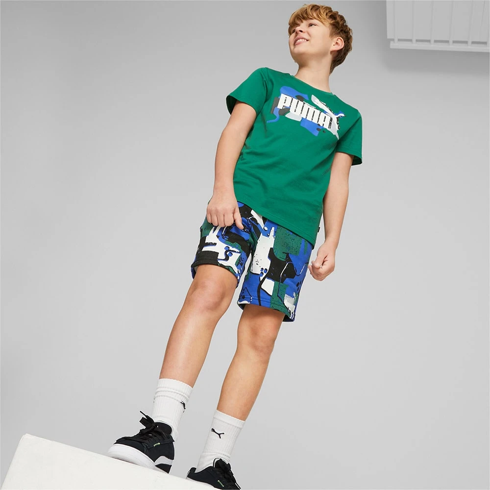 ДЕТСКИ КЪСИ ПАНТАЛОНИ ЗА МОМЧЕ PUMA ESS+ STREET ART AOP SHORTS B BLUE - lotus-sport.bg