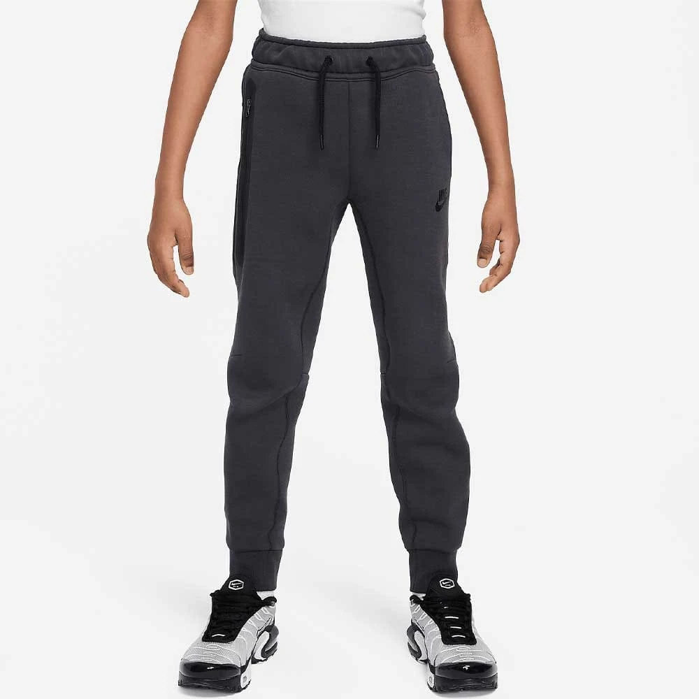 ДЕТСКО ДОЛНИЩЕ ЗА МОМЧЕ NIKE NSW TECH FLC PANT ANTHRACITE - lotus-sport.bg