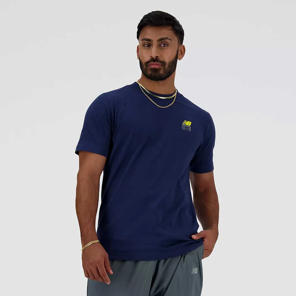 МЪЖКА ТЕНИСКА NEW BALANCE MT41586NNY BOOKSHELF TEE ТЪМНОСИНЯ - lotus-sport.bg