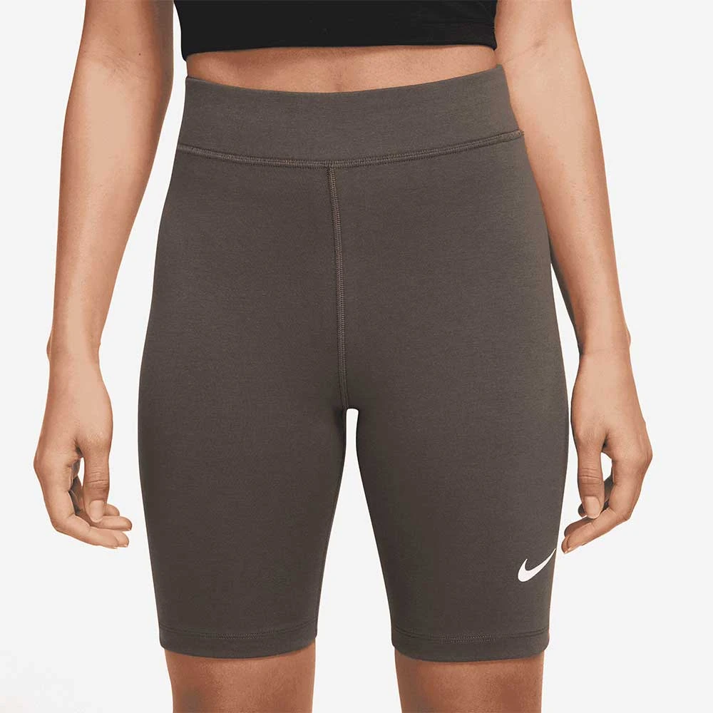 ДАМСКИ КЪС КЛИН NIKE NSW CLSC HR 8IN SHORT КАФЯВ - lotus-sport.bg