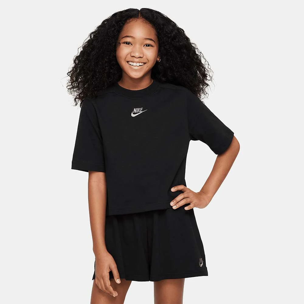 ДЕТСКА ТЕНИСКА ЗА МОМИЧЕ NIKE NSW SS TOP JSY LBR ЧЕРНА - lotus-sport.bg