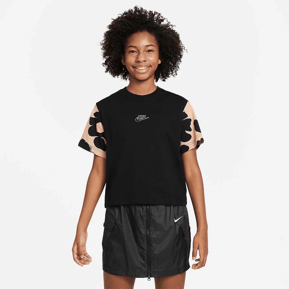 ДЕТСКА ТЕНИСКА ЗА МОМИЧЕ NIKE NSW TEE BOXY FLORAL ЧЕРНА - lotus-sport.bg