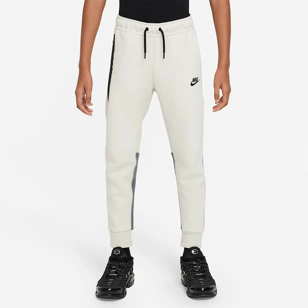ДЕТСКО ДОЛНИЩЕ ЗА МОМЧЕ NIKE NSW TECH FLC PANT БЕЖОВО/ТЪМНОСИВО - lotus-sport.bg