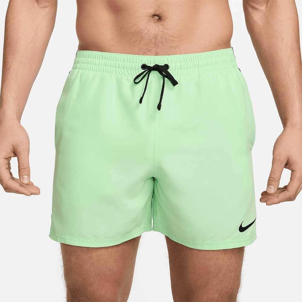 МЪЖКИ ПЛУВНИ ШОРТИ NIKE NESSE559-338 LOGO TAPE 5IN VOLLEY SHORT БЛЕДОЗЕЛЕНИ - lotus-sport.bg