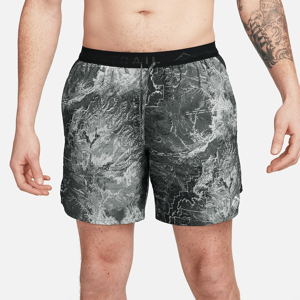 МЪЖКИ КЪСИ ПАНТАЛОНИ NIKE DF STRIDE 7IN BF SHORT AOP ТЪМНОСИВИ - lotus-sport.bg