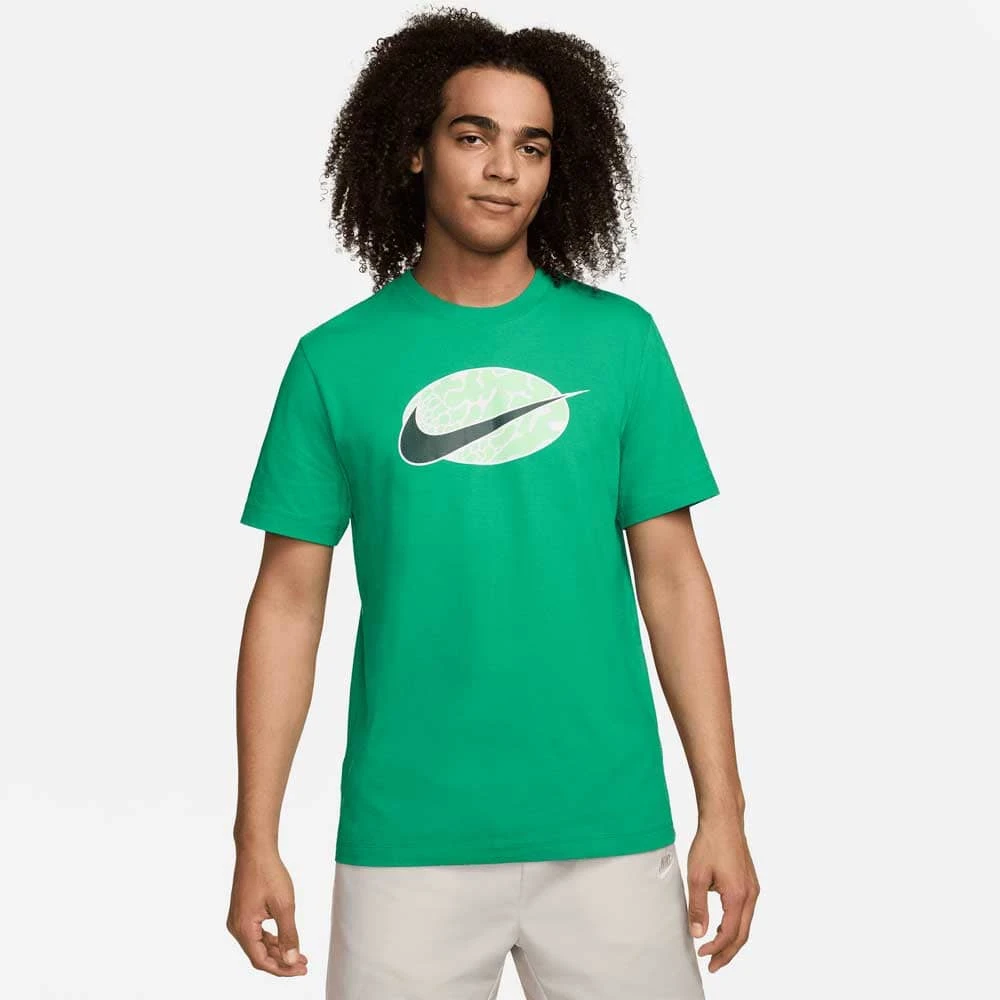МЪЖКА ТЕНИСКА NIKE NSW TEE 12MO SWOOSH ЗЕЛЕНА - lotus-sport.bg