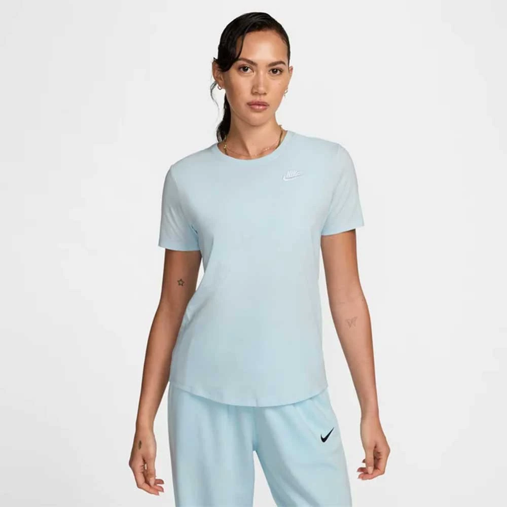 ДАМСКА ТЕНИСКА NIKE DX7902-474 NSW CLUB SS TEE СВЕТЛОСИНЯ - lotus-sport.bg