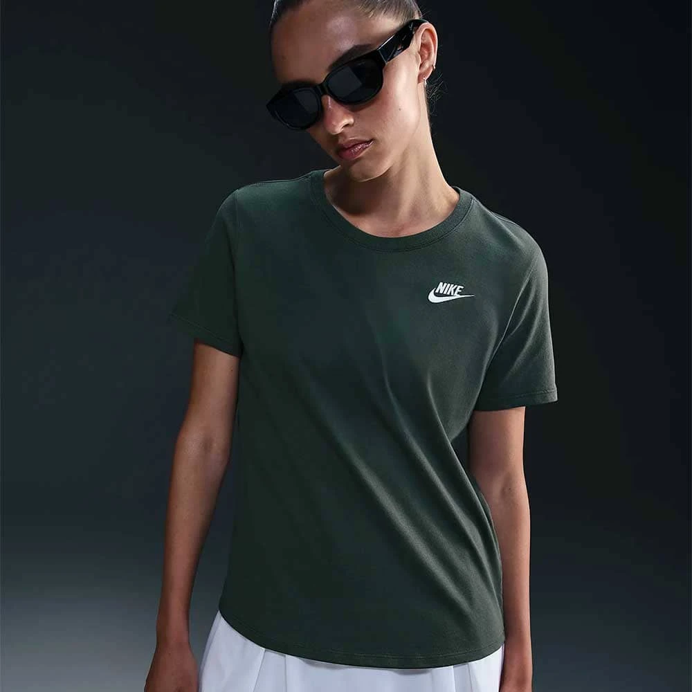 ДАМСКА ТЕНИСКА NIKE DX7902-339 NSW CLUB SS TEE ТЪМНОЗЕЛЕН - lotus-sport.bg