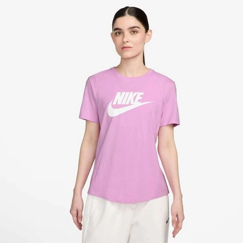 ДАМСКА ТЕНИСКА NIKE DX7906-632 NSW CLUB SS TEE ICN FTRA ЛИЛАВА - lotus-sport.bg