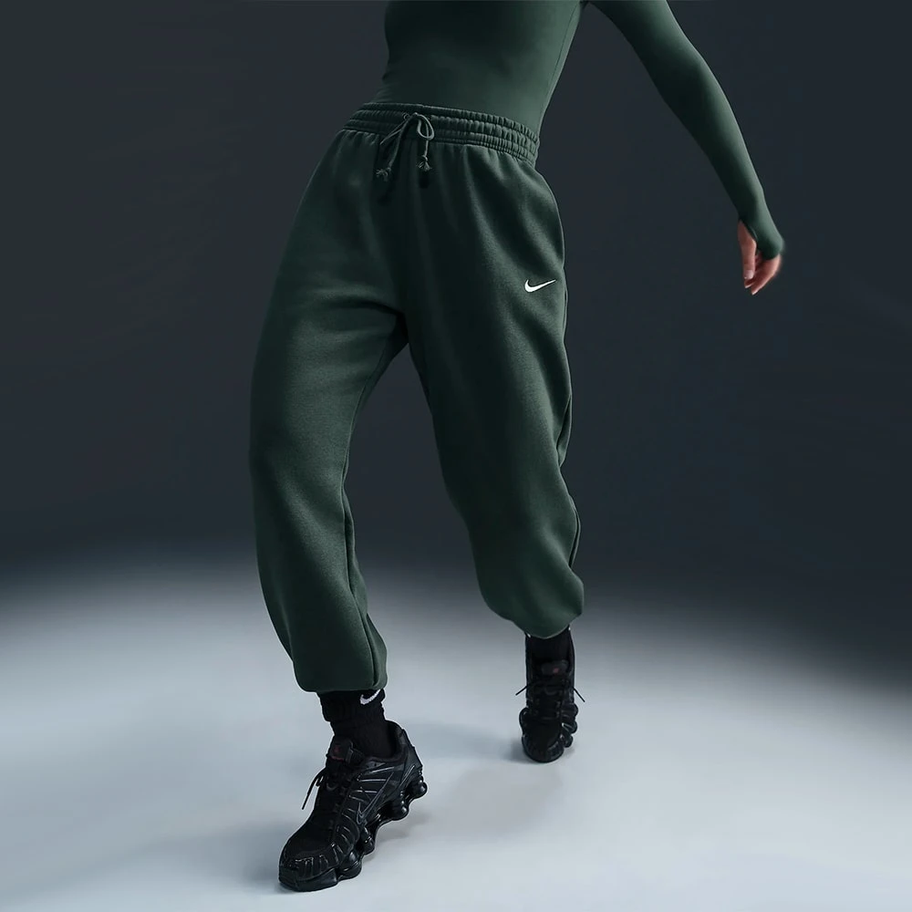 ДАМСКО ДОЛНИЩЕ NIKE FZ5996-338 NSW PHNX FLC HR OS PANT 2 ТЪМНОЗЕЛЕНО - lotus-sport.bg