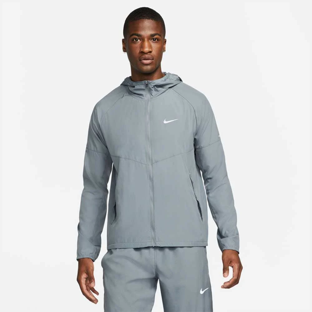 МЪЖКО ЯКЕ NIKE DD4746-084 RPL MILER JKT СИВО - lotus-sport.bg