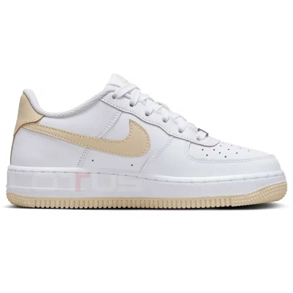 ДЕТСКИ ОБУВКИ ЗА МОМИЧЕ NIKE FV5948-118 AIR FORCE 1 BG БЕЛИ/СВЕТЛОКАФЯВИ - lotus-sport.bg