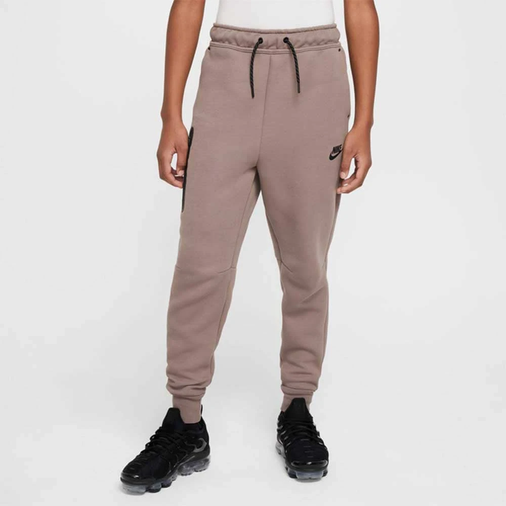 ДЕТСКО ДОЛНИЩЕ ЗА МОМИЧЕ NIKE HV8698-214 NSW TCH FLC JGGR PD СВЕТЛОКАФЯВО - lotus-sport.bg