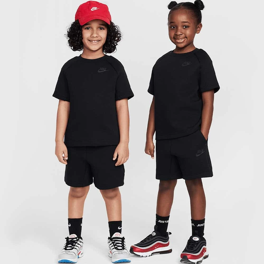 ДЕТСКИ СПОРТЕН ЕКИП ЗА МОМЧЕ NIKE 86M879-023 TECH FLEECE TEE SHORT SET ЧЕРЕН - lotus-sport.bg