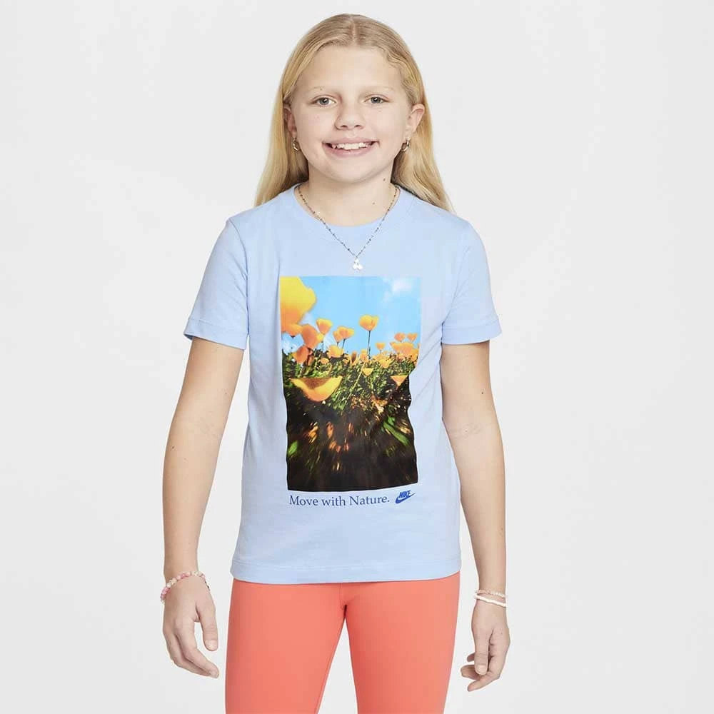 ДЕТСКА ТЕНИСКА ЗА МОМЧЕ NIKE HM5861-422 NSW TEE TD POPPY СВЕТЛОСИНЯ - lotus-sport.bg