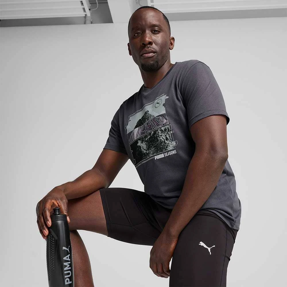 МЪЖКА ТЕНИСКА PUMA 52656769 GRAPHICS SEASONS TEE СИВА - lotus-sport.bg