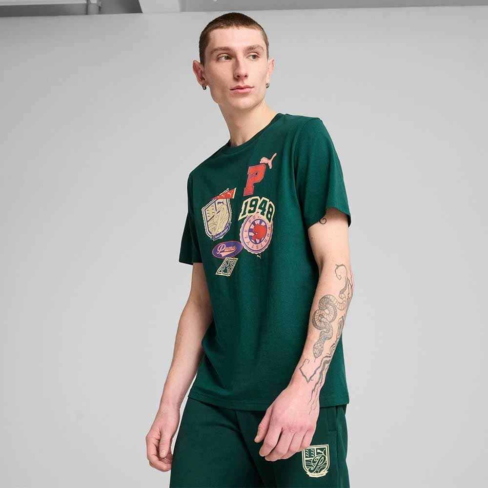 МЪЖКА ТЕНИСКА PUMA 62962760 WARDROBE ESS SPORTS LEGACY FRONT GRAPHIC TEE ТЪМНОЗЕЛЕНА - lotus-sport.bg
