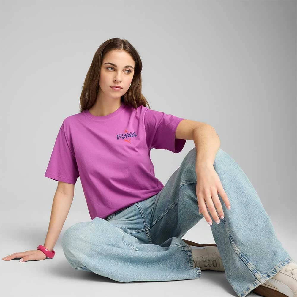 ДАМСКА ТЕНИСКА PUMA 62981389 WARDROBE ESS FLORAL PACK RELAXED GRAPHIC TEE ЛИЛАВА - lotus-sport.bg