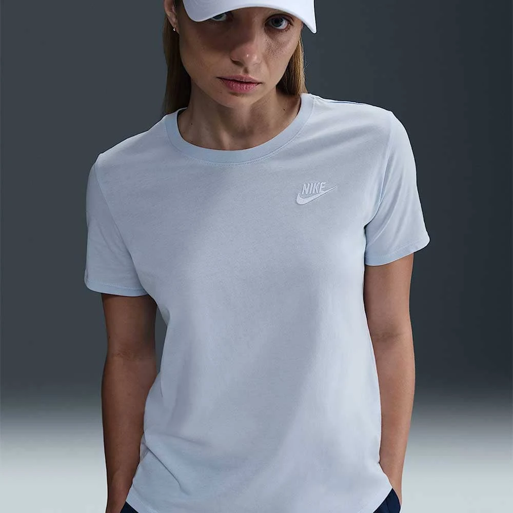 ДАМСКА ТЕНИСКА NIKE DX7902-423 NSW CLUB SS TEE СВЕТЛОСИНЯ - lotus-sport.bg