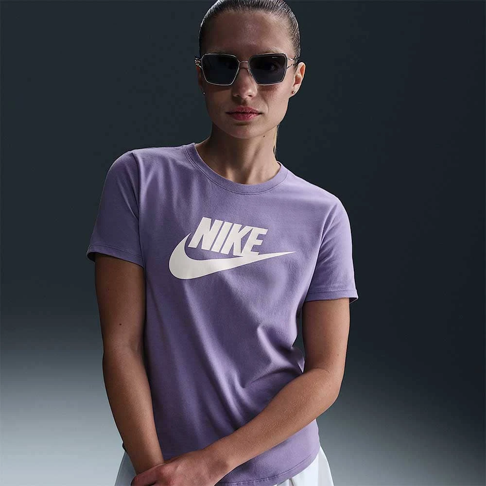 ДАМСКА ТЕНИСКА NIKE DX7906-527 NSW CLUB SS TEE ICN FTRA ЛИЛАВА - lotus-sport.bg