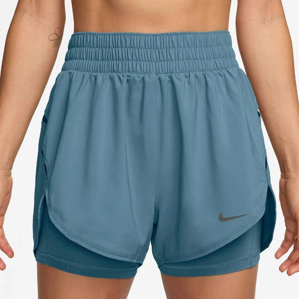 ДАМСКИ КЪСИ ПАНТАЛОНИ С КЛИН NIKE HV0576-006 ONE DF HR 2IN1 SHORT CPS СИНЬО-СИВИ - lotus-sport.bg