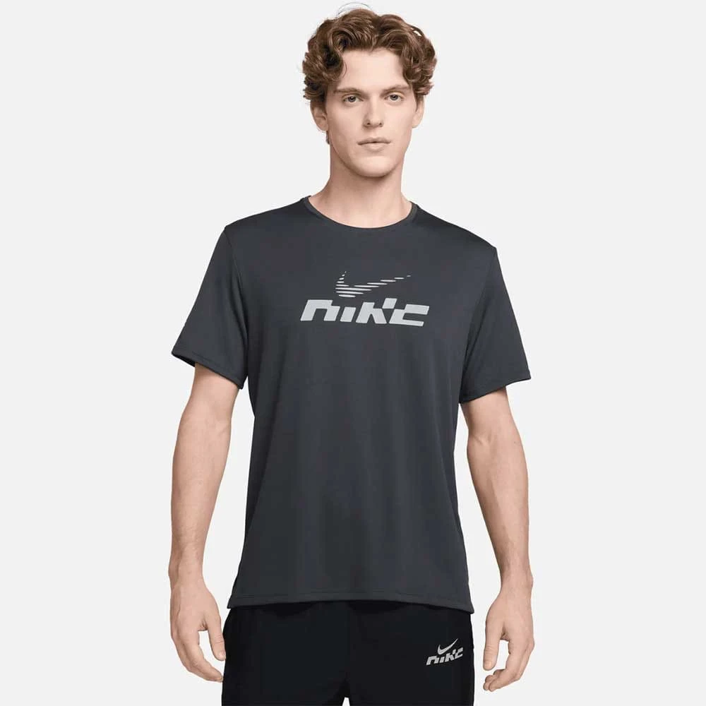 МЪЖКА ТЕНИСКА NIKE IB4127-070 DF UV MILER FLASH SS ТЪМНОСИВА - lotus-sport.bg