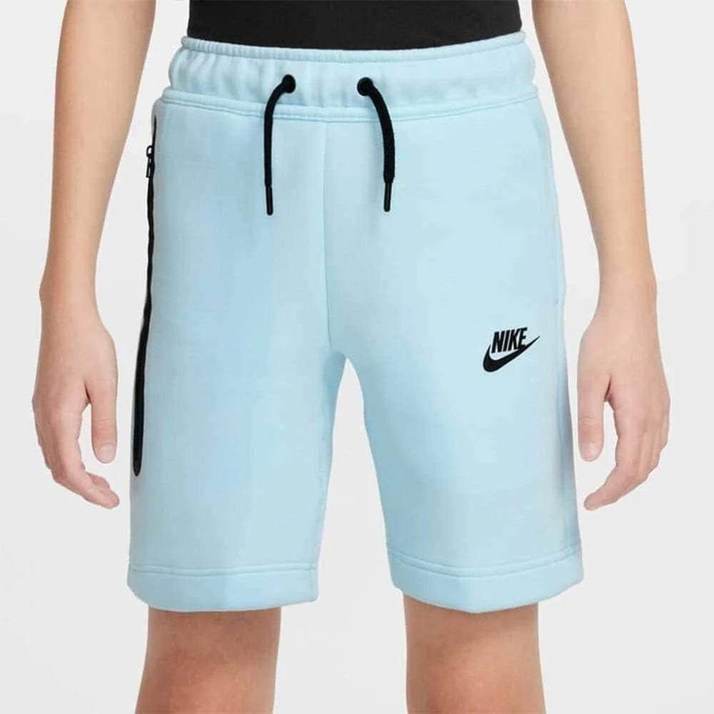 ДЕТСКИ КЪСИ ПАНТАЛОНИ ЗА МОМЧЕ NIKE FD3289-474 NSW TECH FLC SHORT СВЕТЛОСИНИ - lotus-sport.bg