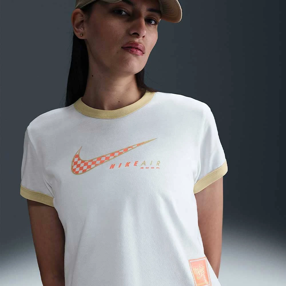 ДАМСКА ТЕНИСКА NIKE HQ1707-100 NSW CLUB SS TEE MOTO RGR БЯЛА - lotus-sport.bg
