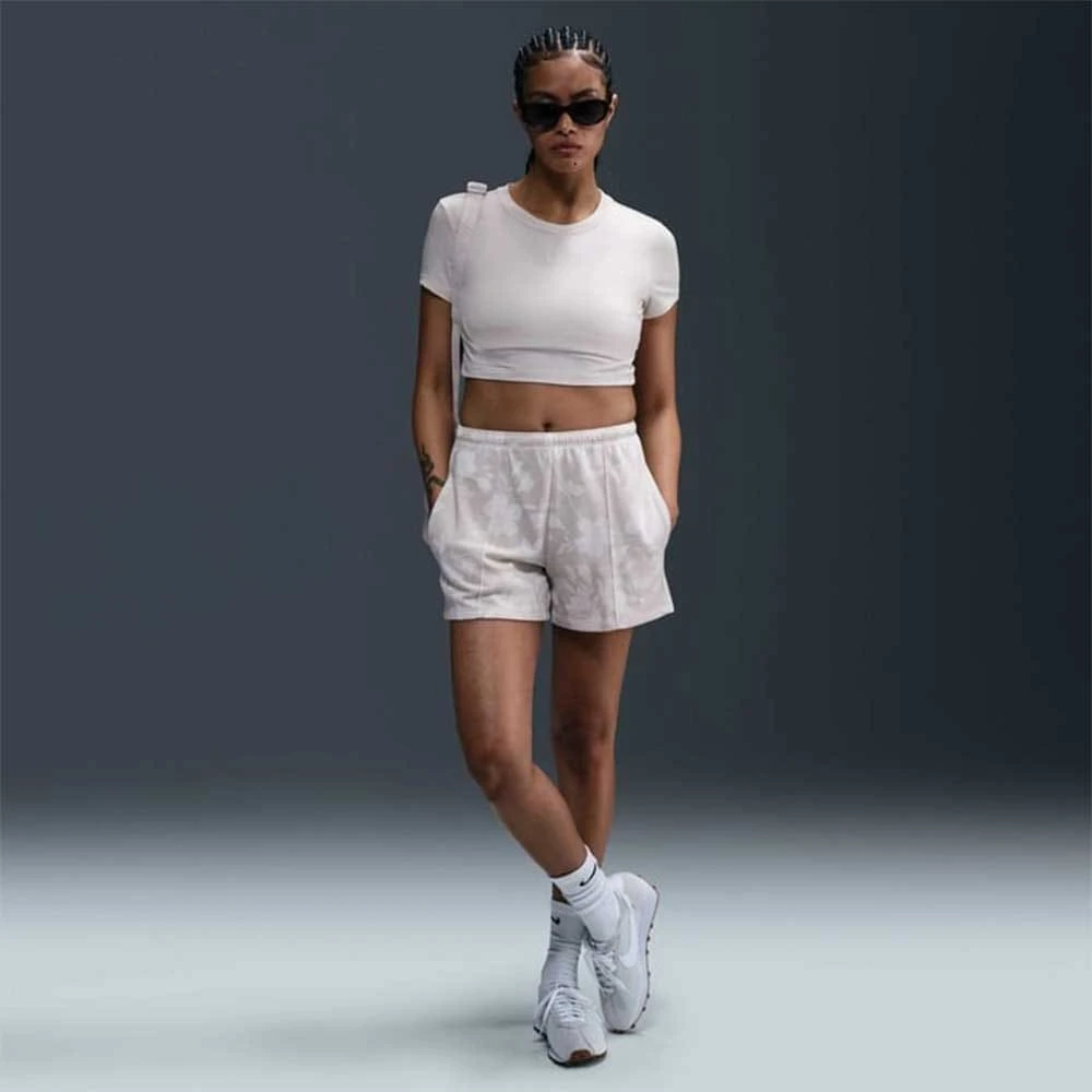 ДАМСКИ КЪСИ ПАНТАЛОНИ NIKE HQ5704-104 NSW CHLL FT MR 4IN AOP SHT БЕЖОВИ - lotus-sport.bg