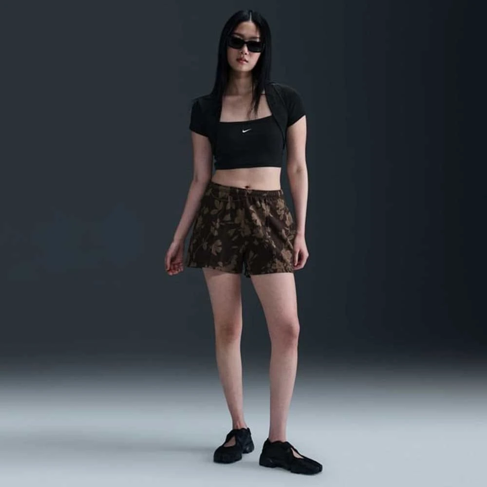 ДАМСКИ КЪСИ ПАНТАЛОНИ NIKE HQ5704-220 NSW CHLL FT MR 4IN AOP SHT КАФЯВИ - lotus-sport.bg