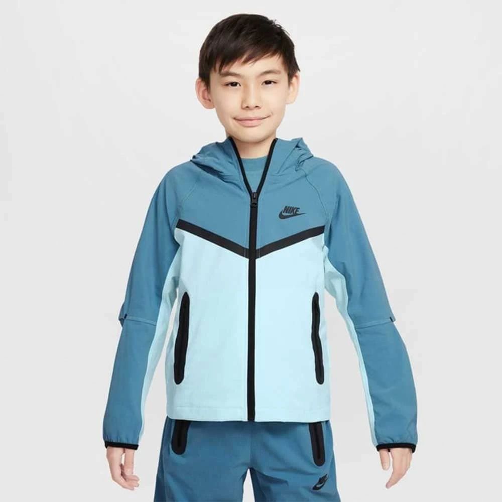 ДЕТСКО ГОРНИЩЕ ЗА МОМЧЕ NIKE HQ8911-476 NSW TCH WVN FZ JKT PD СВЕТЛОСИНЬО - lotus-sport.bg