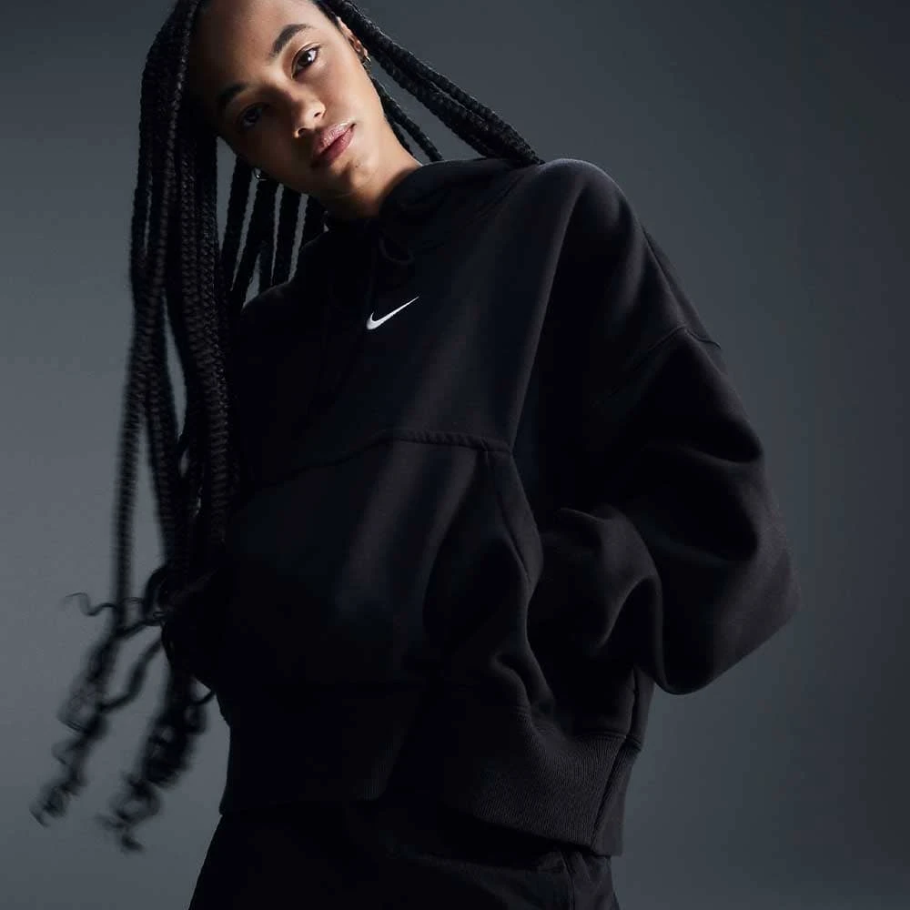 ДАМСКИ СУИТШЪРТ NIKE DQ5858-010 NSW PHNX FLC OOS PO HOODIE ЧЕРЕН - lotus-sport.bg