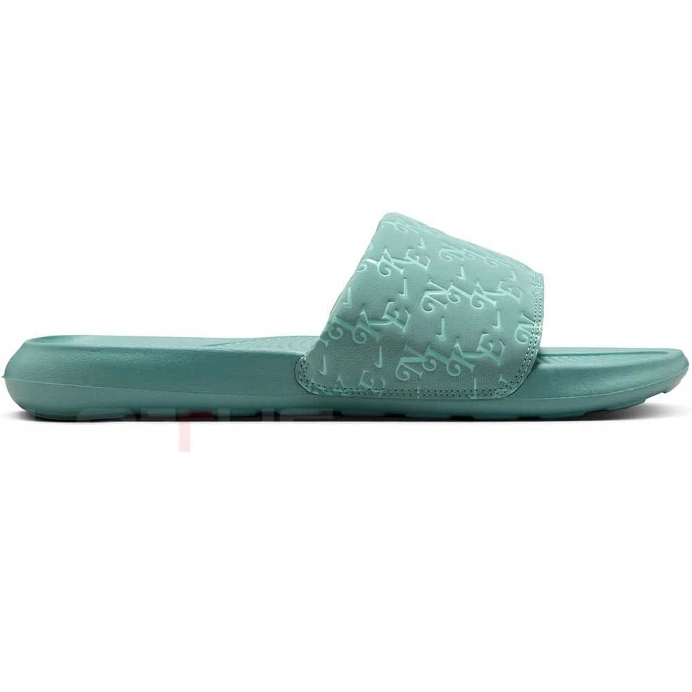 ДАМСКИ ЧЕХЛИ NIKE HQ7022-002 VICTORI ONE SLIDE PRINT ЗЕЛЕНИ - lotus-sport.bg