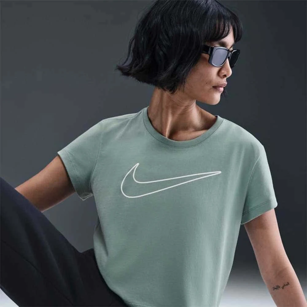 ДАМСКА ТЕНИСКА NIKE HV5002-017 NSW CLUB SS TEE HBR MD ЗЕЛЕНА - lotus-sport.bg