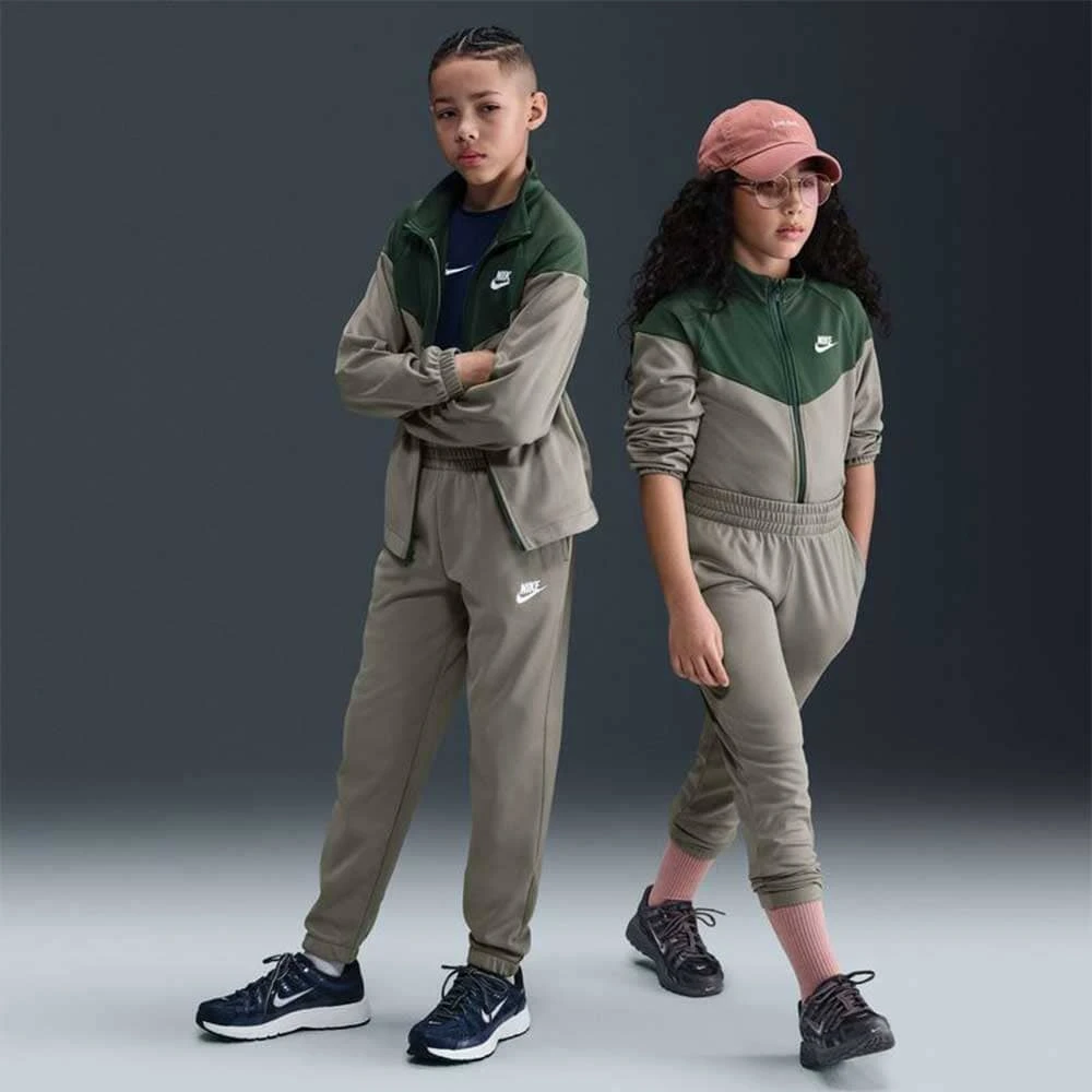 ДЕТСКИ СПОРТЕН ЕКИП ЗА МОМЧЕ NIKE HQ9315-320 NSW DF TRACKSUIT PK FZ ЗЕЛЕН - lotus-sport.bg