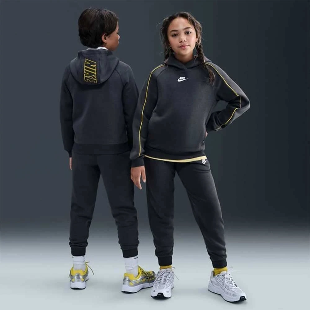 ДЕТСКИ СПОРТЕН ЕКИП ЗА МОМЧЕ NIKE HQ9318-060 NSW CLUB FLC HDY TRACKSUIT ТЪМНОСИВ - lotus-sport.bg