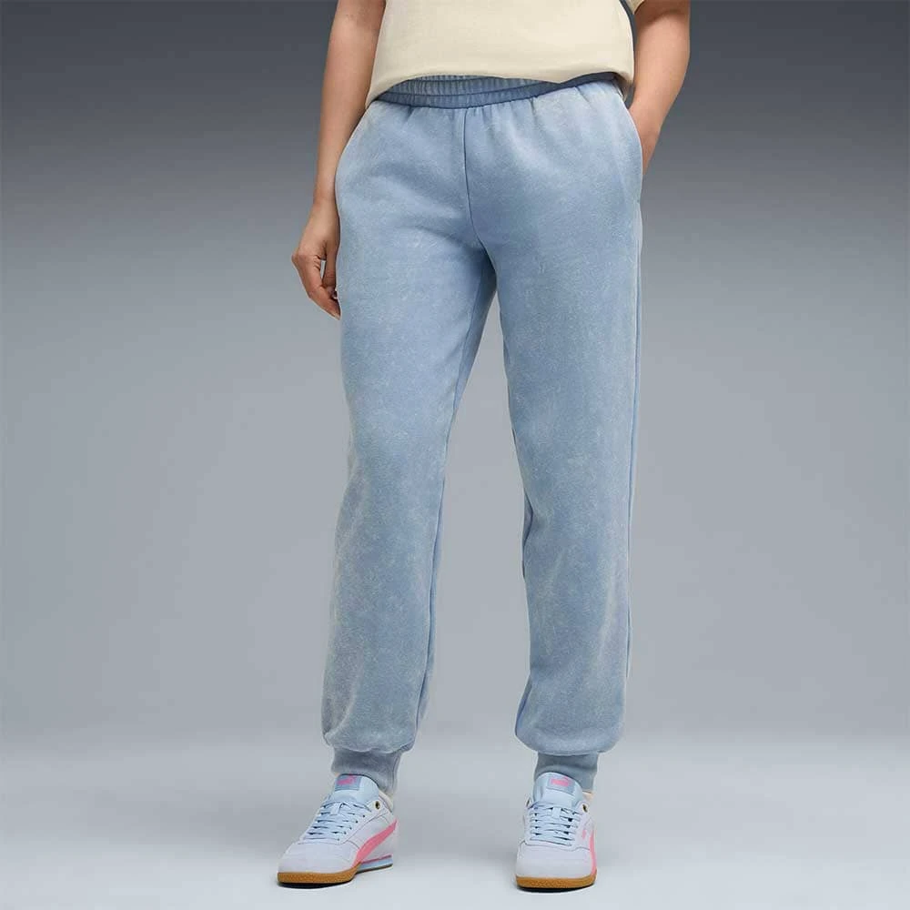ДАМСКО ДОЛНИЩЕ PUMA 68810434 ESS ELEVATED COMFORT WASH SWEATPANTS FL CL СВЕТЛОСИНЬО - lotus-sport.bg