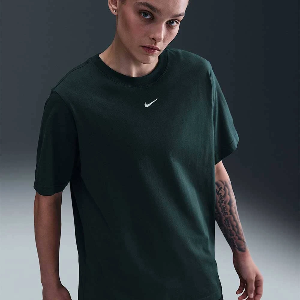ДАМСКА ТЕНИСКА NIKE FD4149-390 NSW TEE ESSNTL LBR ЗЕЛЕНА - lotus-sport.bg