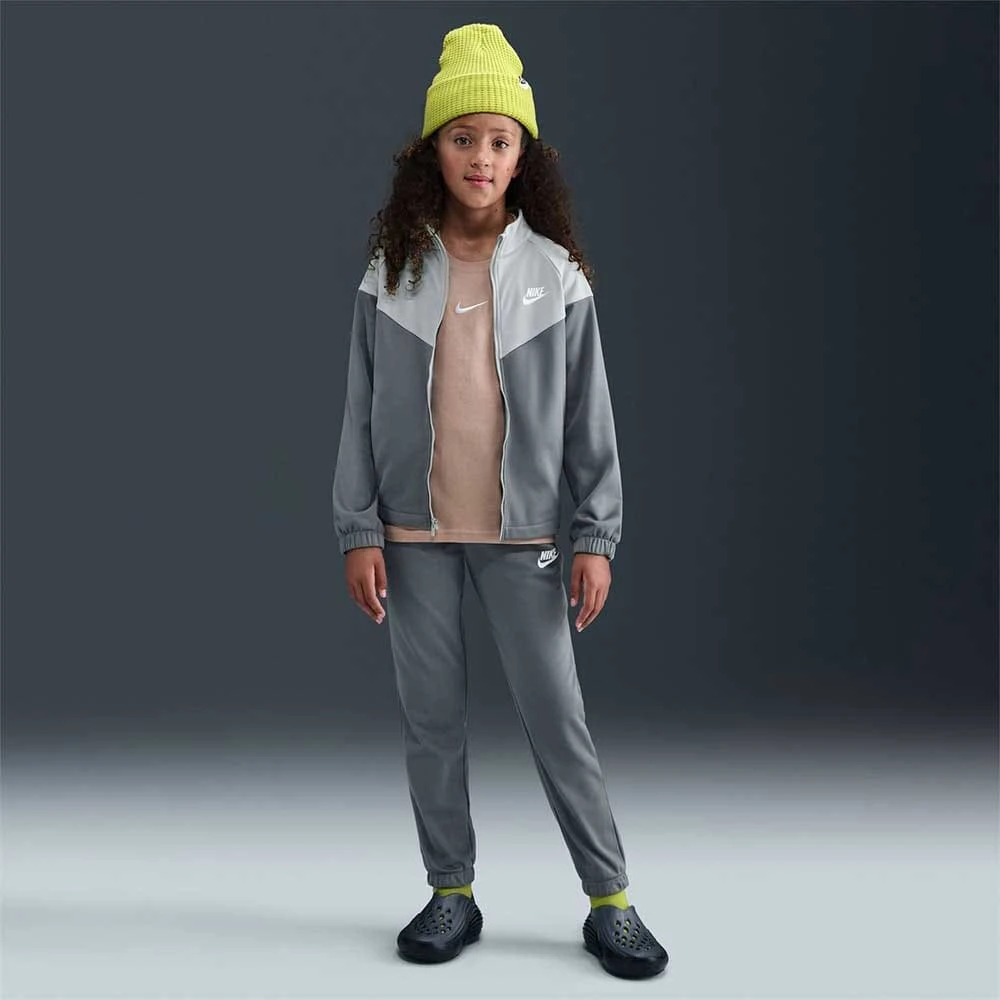 ДЕТСКИ СПОРТЕН ЕКИП ЗА МОМЧЕ NIKE HQ9315-084 NSW DF TRACKSUIT PK FZ СИВ - lotus-sport.bg