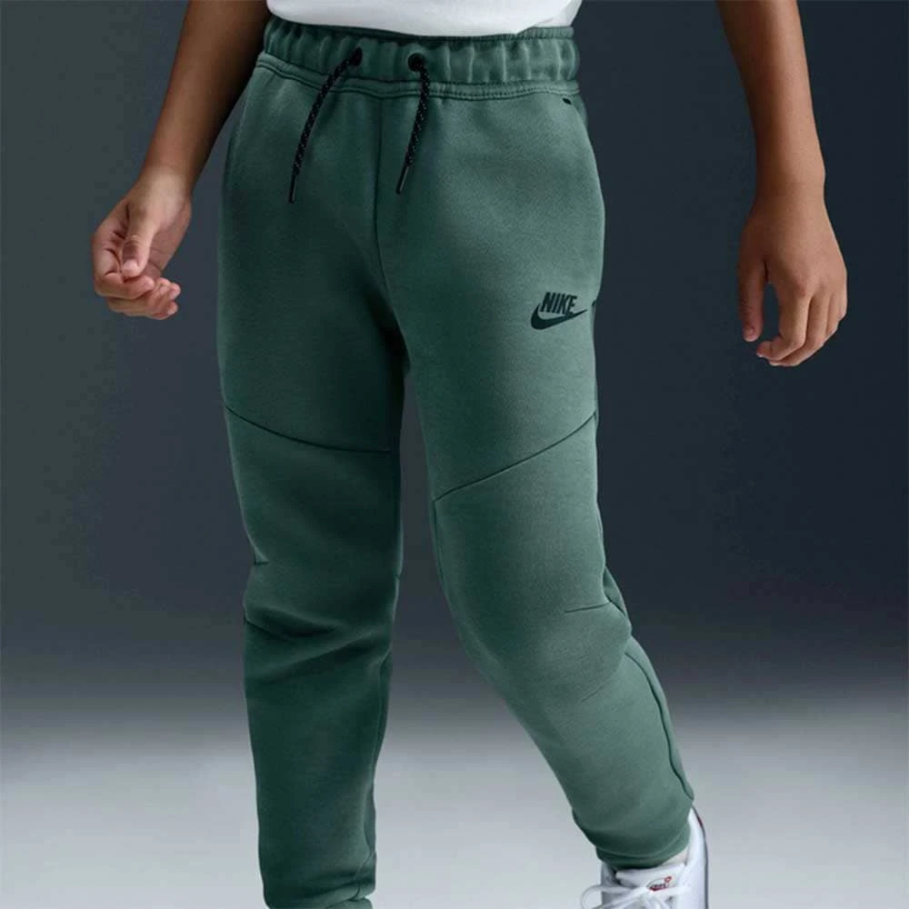 ДЕТСКО ДОЛНИЩЕ ЗА МОМЧЕ NIKE HV5869-364 NSW TCH FLC JGGR - PD ЗЕЛЕНО - lotus-sport.bg