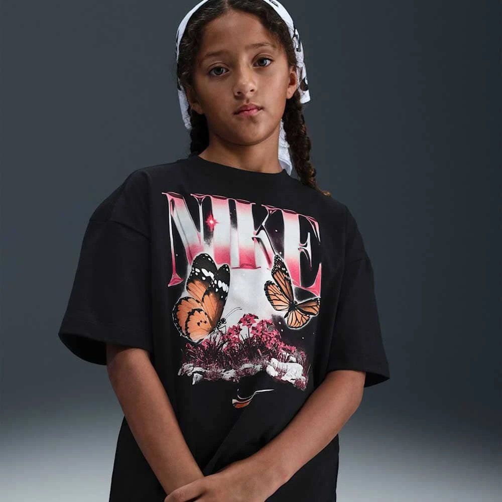 ДЕТСКА ТЕНИСКА ЗА МОМИЧЕ NIKE IF2536-010 NSW TEE BUTTRFLY OS ЧЕРНА - lotus-sport.bg